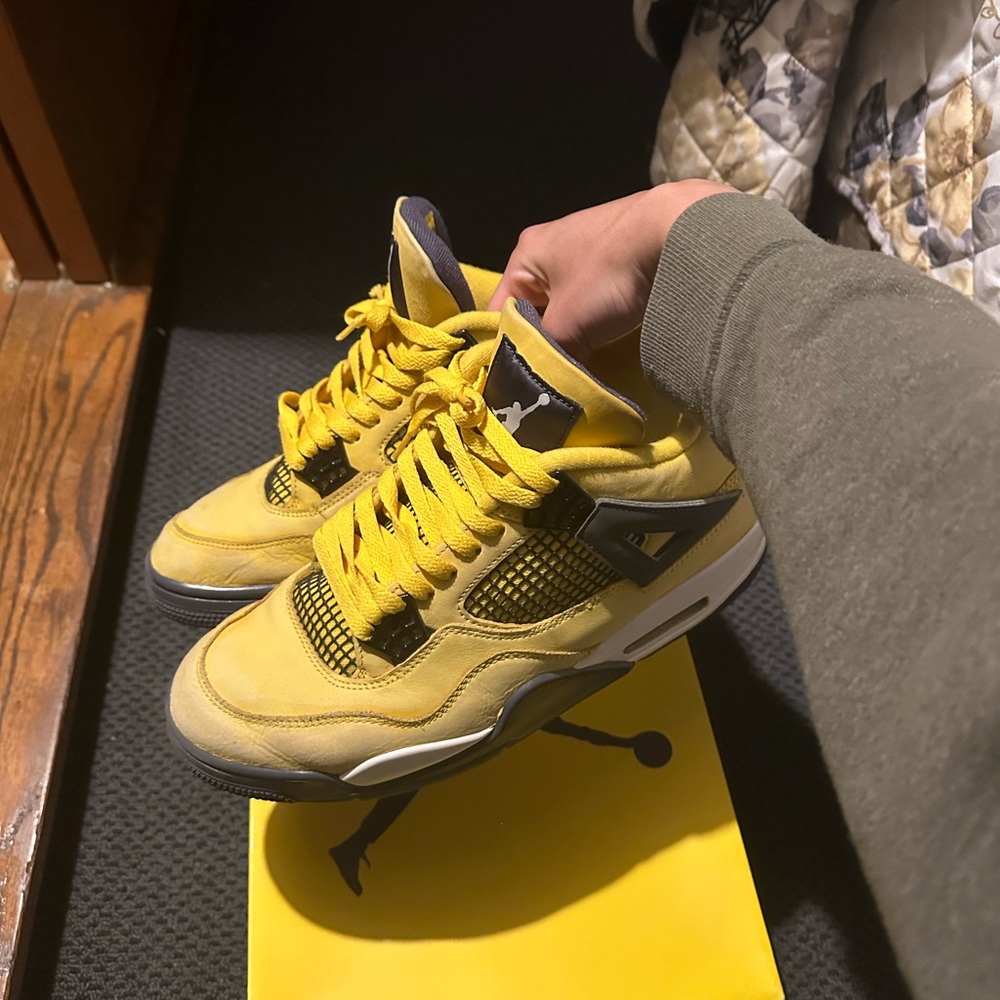 Jordan 4 Lightning